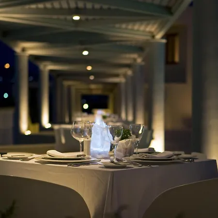 Отель The Majestic Тира