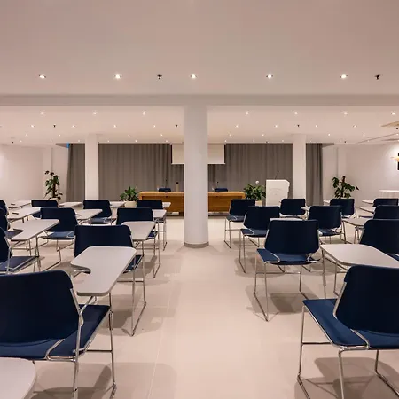 The Majestic Отель Тира