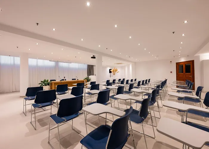 The Majestic Отель Тира