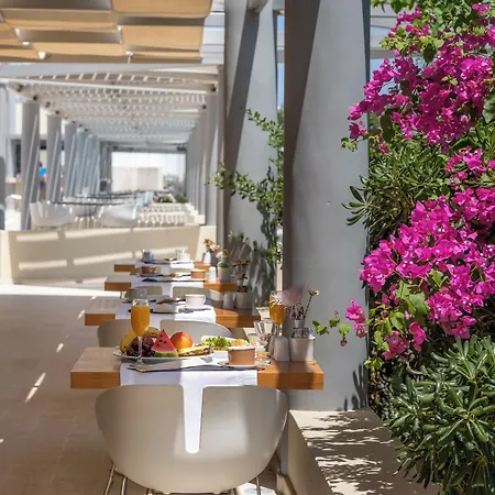 The Majestic 5* Fira (Santorini)