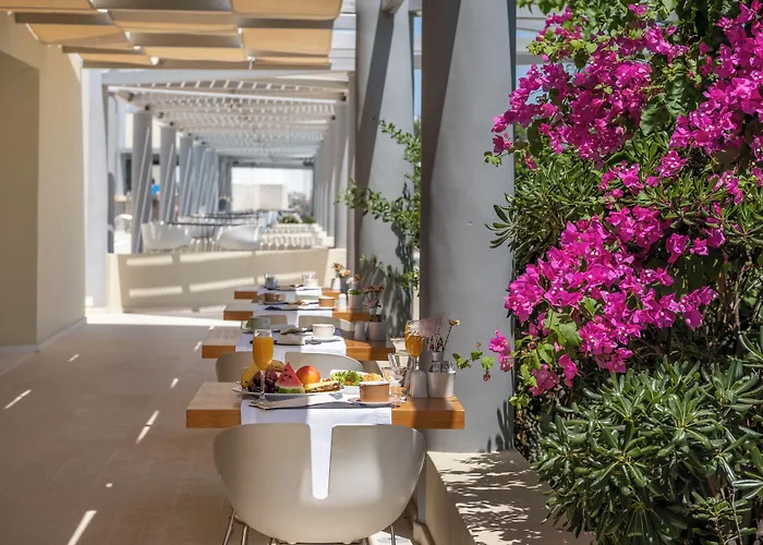 The Majestic 5* Fira (Santorini)